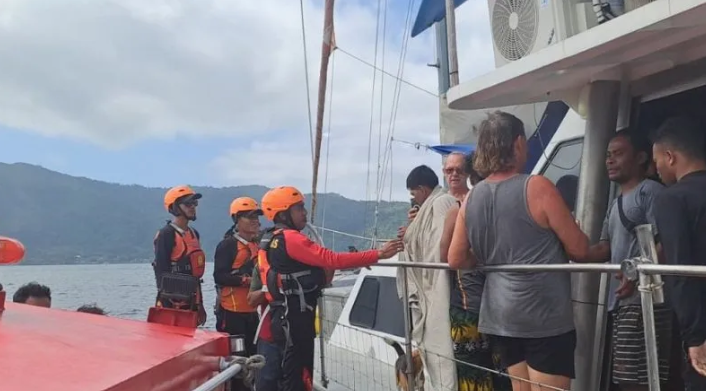 Tim SAR Evakuasi Delapan Awak KM Teluk Bara yang Karam di Perairan Tanjung Alang