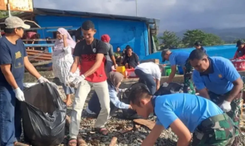 Lanud Pattimura Gelar Aksi Bersih Pantai di Ambon Sambut Hari Bakti Ke-79 TNI AU
