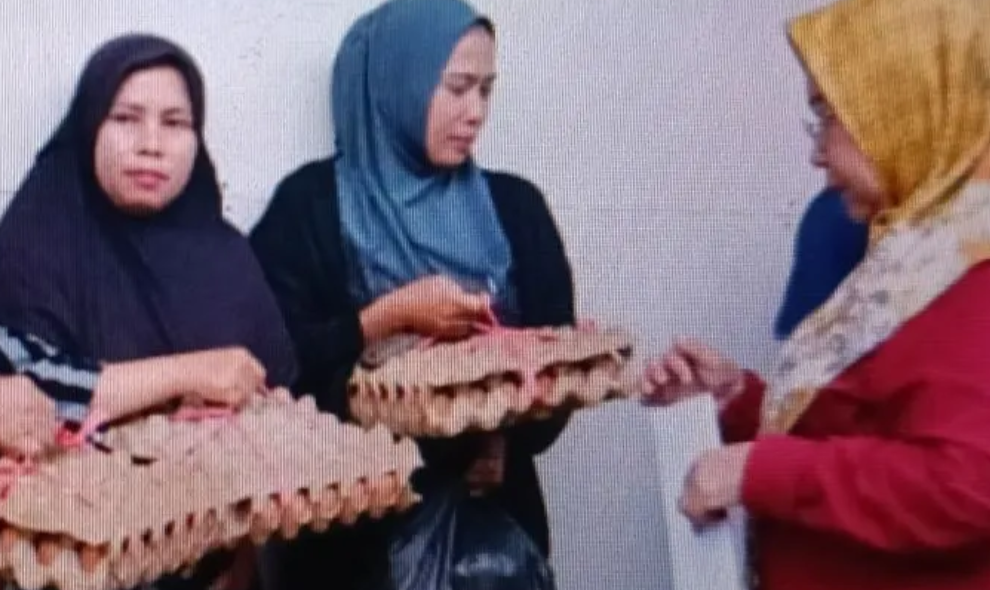 TP-PKK Agam Salurkan 51 Paket Sembako untuk Warga Hunian Sementara Pascabanjir Bandang