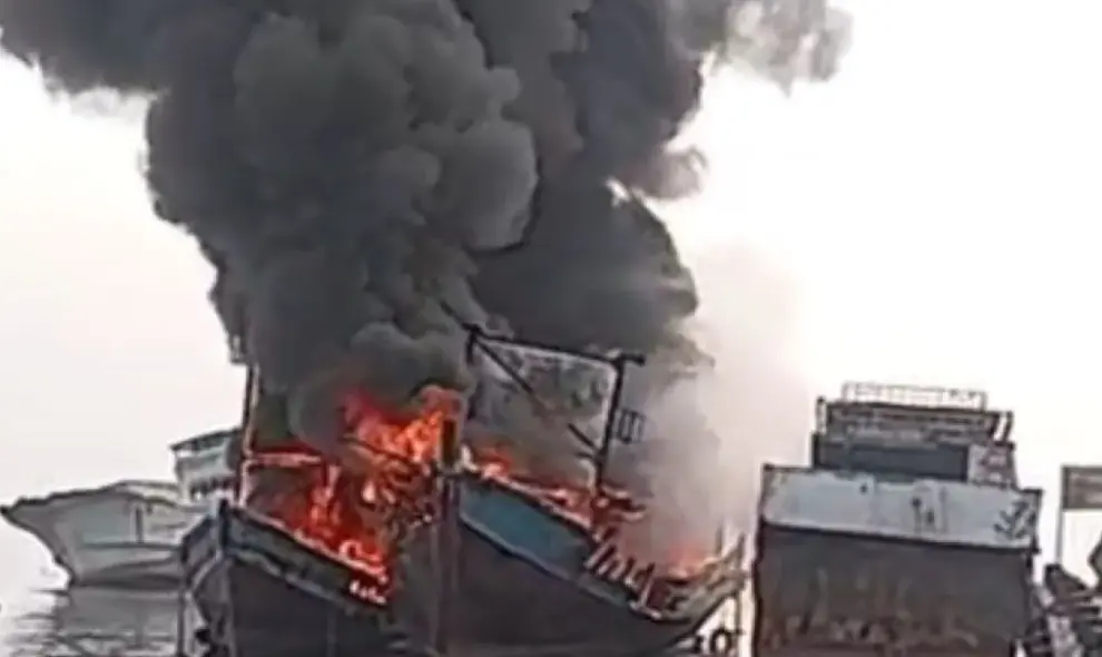 Gulkarmat Padamkan Tiga Kapal Terbakar Saat Bersandar di Dermaga Muara Angke