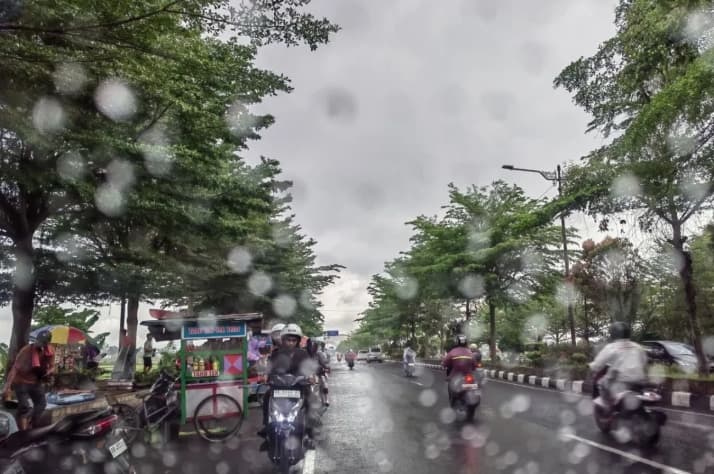 BMKG Prakirakan Hujan Guyur Mayoritas Kota Besar Indonesia pada Senin