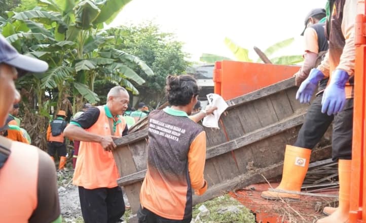 Pemkot Jakarta Timur Bersihkan Lahan untuk Pembangunan RTH Taman Cakung Cilincing