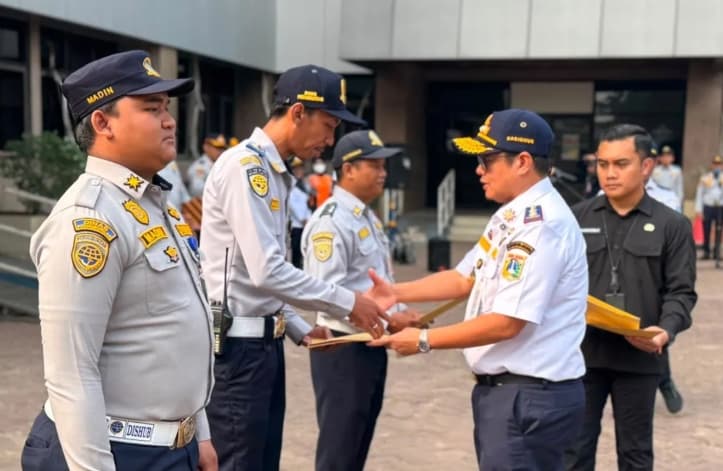 Empat Petugas Dishub DKI Terima Penghargaan Usai Gagalkan Penjambretan Bersenjata di HBKB Rasuna Said