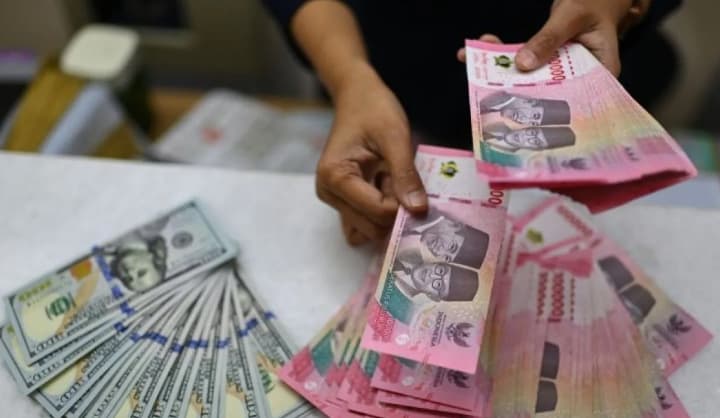 Rupiah Dibuka Melemah ke Rp17.977 per Dolar AS pada Perdagangan Senin Pagi