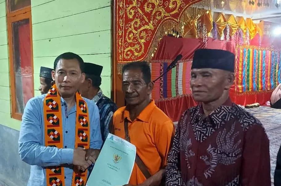 Bupati Simeulue Menyerahkan 226 Sertifikat Tanah kepada Keluarga Transmigran di Latiung