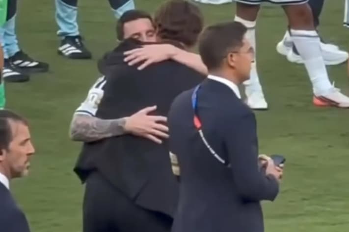 Pelukan Sergio Ramos kepada Lionel Messi Usai Final Piala Dunia 2026 Menjadi Sorotan Dunia
