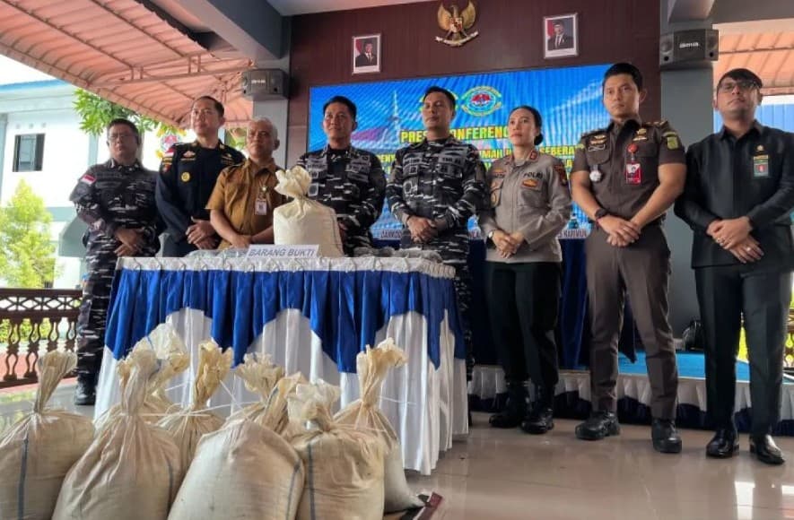 TNI AL Menggagalkan Penyelundupan 1,9 Ton Pasir Timah ke Malaysia di Perairan Karimun