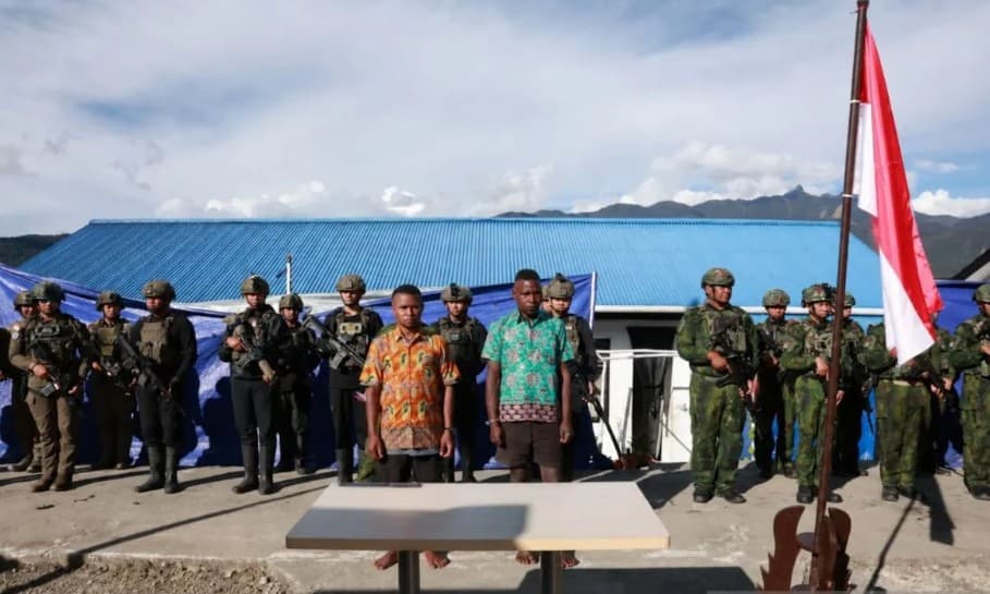 TNI AD Menuntun Dua Mantan Anggota OPM Kembali ke Pangkuan NKRI melalui Ikrar di Sinak