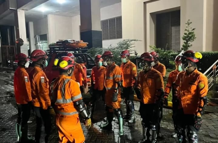 Basarnas Bagi Tiga Tim SAR untuk Evakuasi Korban Reruntuhan Rumah di Perumahan Grand Polonia Medan