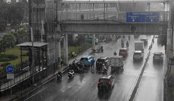BMKG Memprakirakan Sebagian Besar Wilayah Indonesia Diguyur Hujan Ringan pada Rabu