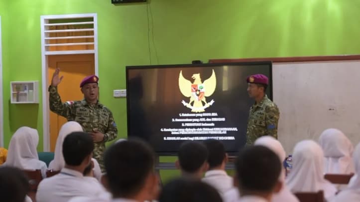 Korps Marinir Peringati Hari Anak Nasional dengan Mengajar Siswa di Sekolah Perbatasan Sebatik