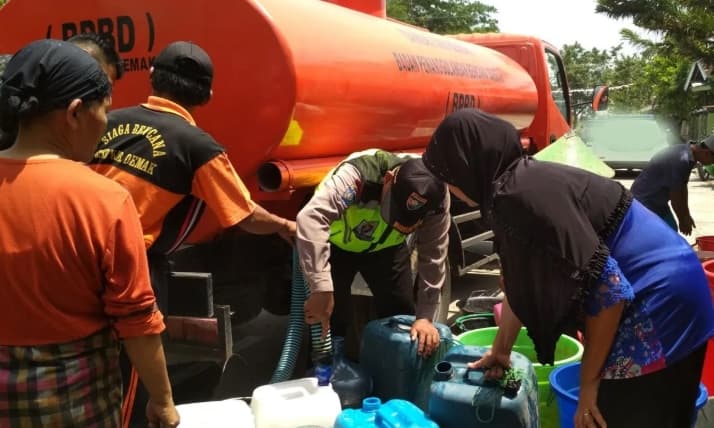 BNPB Salurkan 30 Ribu Liter Air Bersih untuk Warga Terdampak Kekeringan di Demak