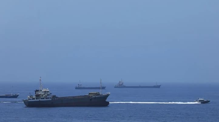 Tanker Minyak Meledak saat Coba Melintasi Selat Hormuz yang Dipasangi Ranjau