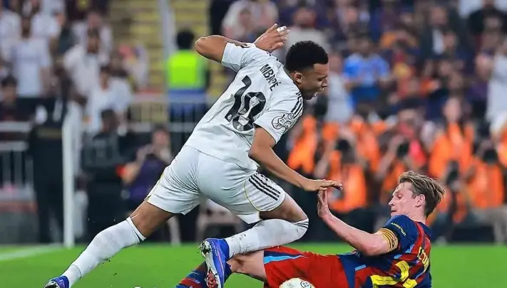 Frenkie de Jong Dipastikan Absen pada Awal Musim Barcelona akibat Cedera Lutut