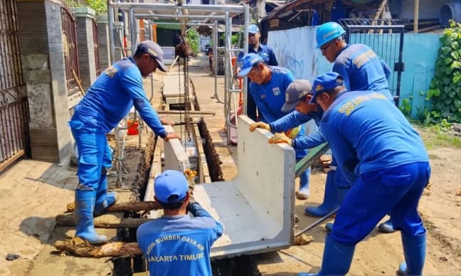 Sudin SDA Jakarta Timur Revitalisasi Saluran Air di Ciracas untuk Cegah Banjir