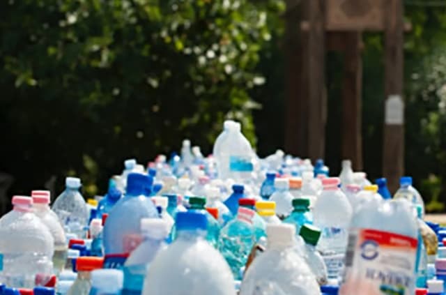 Warga Cempaka Putih Barat Ubah Botol Plastik Bekas Menjadi Produk Kerajinan Bernilai Ekonomi
