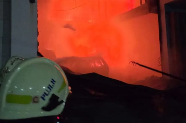 Gulkarmat Berhasil Padamkan Kebakaran Dua Gudang di Jakarta Utara Setelah Berjibaku Selama Delapan Jam