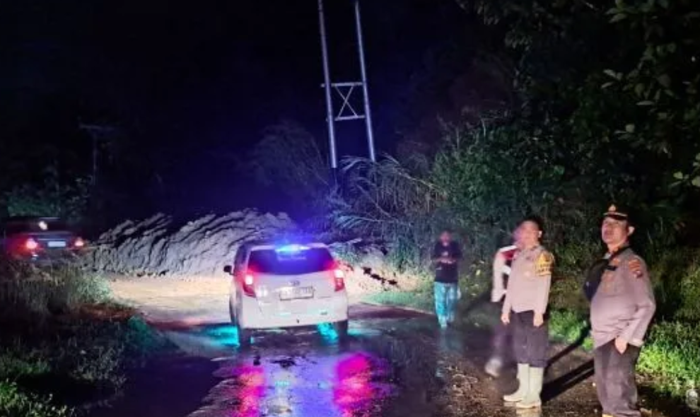 Polisi Pastikan Akses Simpang Empat-Talu Kembali Bisa Dilalui Usai Longsor