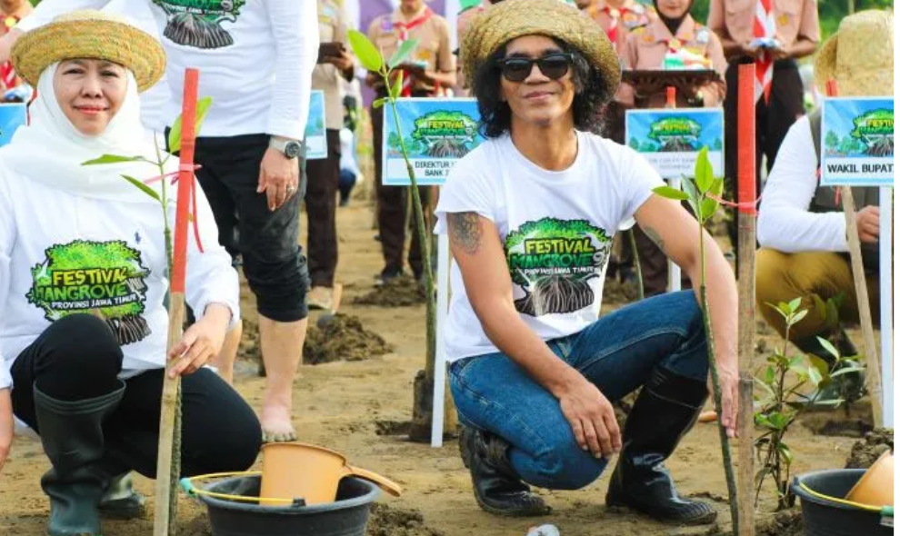 Khofifah Ajak Masyarakat Perluas Gerakan Tanam Mangrove demi Lindungi Pesisir dan Hadapi Perubahan Iklim