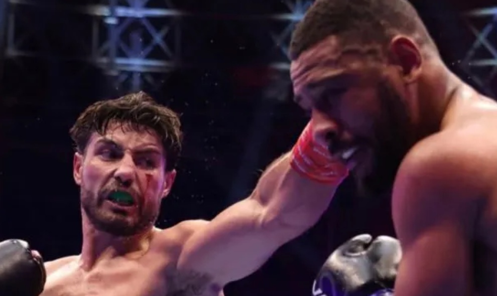 Josh Kelly Pertahankan Gelar Juara Dunia IBF Super Welter Usai Kalahkan Caoimhin Agyarko
