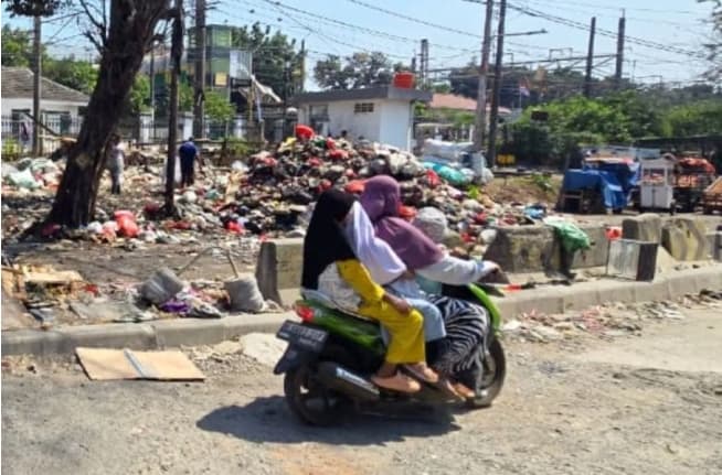 Sudin LH Jakarta Selatan Tangani Tumpukan Sampah di Pinggir Rel Stasiun Pasar Minggu
