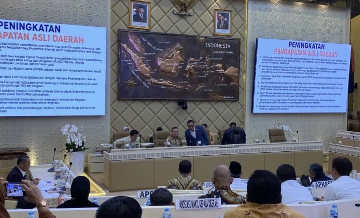 Komisi II DPR Gelar Rapat dengan Mendagri dan Kepala Daerah Bahas Fiskal serta Hubungan Pusat-Daerah
