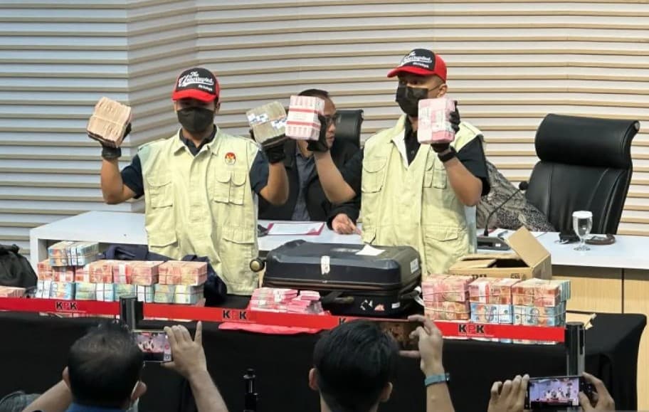 KPK Menyita Barang Bukti Rp2,7 Miliar dalam OTT Bupati Pemalang Anom Widiyantoro, Empat Orang Jadi Tersangka