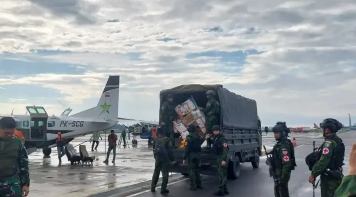 TNI Kirim Dua Ton Bahan Pokok untuk Warga Tiga Distrik di Kabupaten Puncak yang Dilanda Krisis Pangan