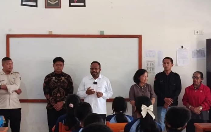 Anggota DPD RI Arianto Kogoya Pantau Program MBG di SMP Negeri 1 Wamena
