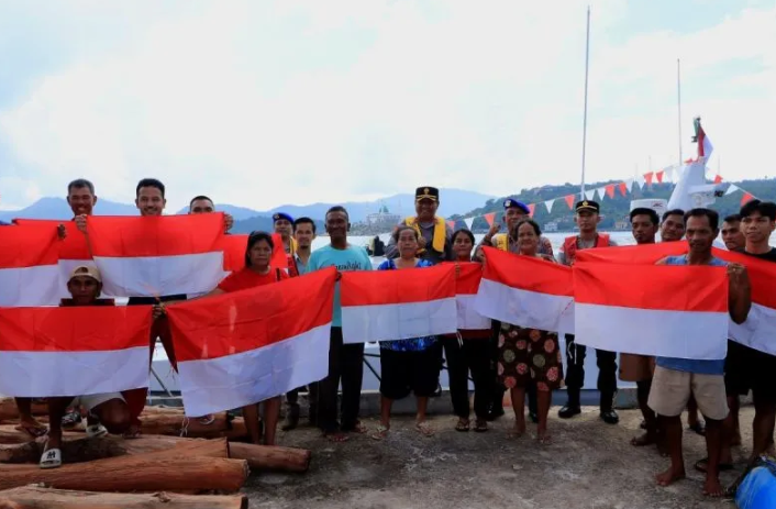 Polres Kepulauan Anambas Bagikan Bendera Merah Putih dan Bantuan Sosial kepada Nelayan Sambut HUT Ke-81 RI
