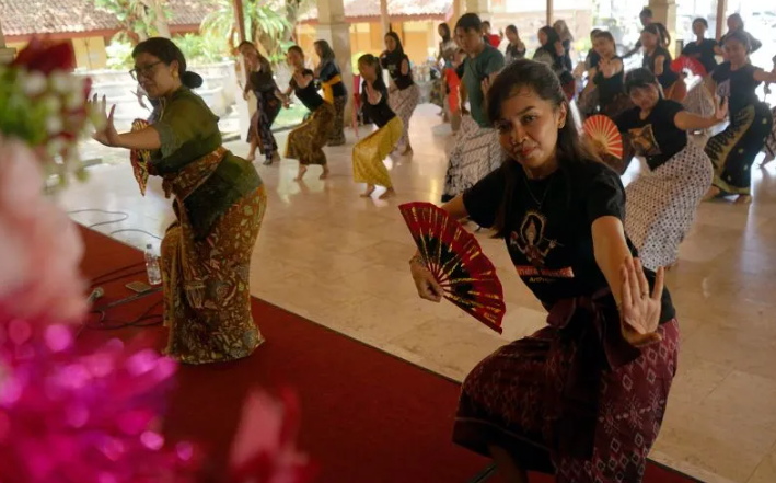 Maestro Tari Bali Ni Kadek Rai Dewi Astini Latih Penari Tulungagung melalui Lokakarya Nyantrik#9