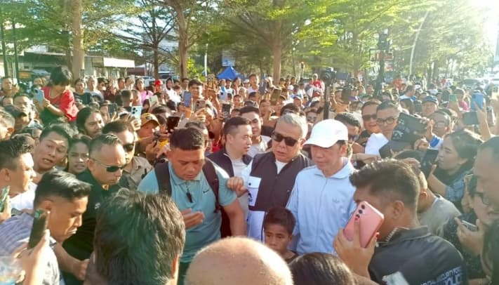 Jokowi Dikerubuti Warga Saat Jalan Santai di Car Free Day Kota Kupang