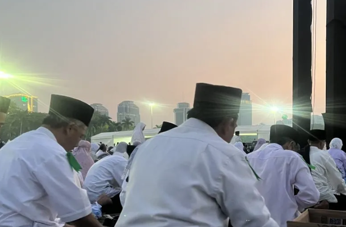 Warga Panjatkan Doa untuk Pendidikan dan Pemberantasan Korupsi dalam Zikir Kebangsaan di Monas
