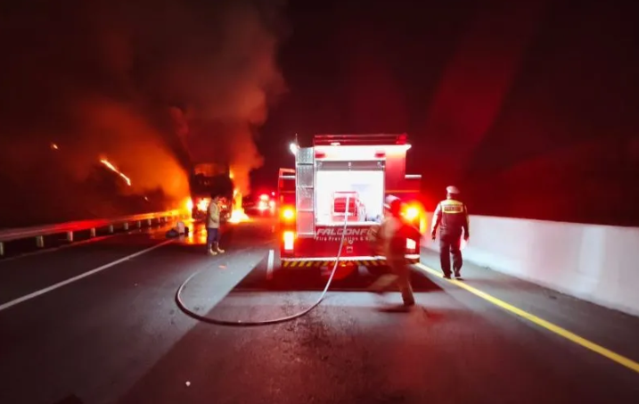 Bus Gunung Harta Jurusan Jakarta–Jember Terbakar di Tol Madiun–Nganjuk, Seluruh Penumpang Selamat