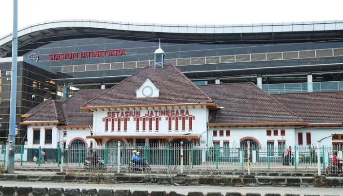 KAI Tambah Pemberhentian 13 Kereta di Stasiun Jatinegara Akibat Kegiatan di Monas
