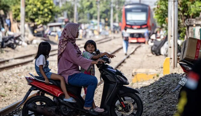 Mahasiswi Asal Cengkareng Meninggal Tertemper Kereta Api di Perlintasan Kembangan Jakarta Barat