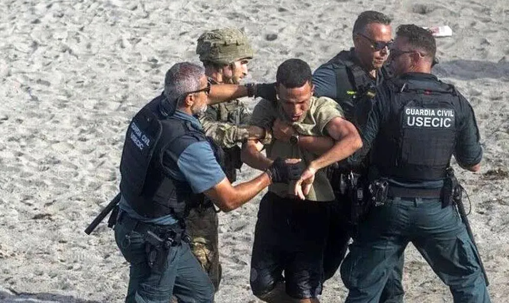Migran Ilegal di Ceuta Bersembunyi di Berbagai Lokasi untuk Menghindari Deportasi ke Maroko