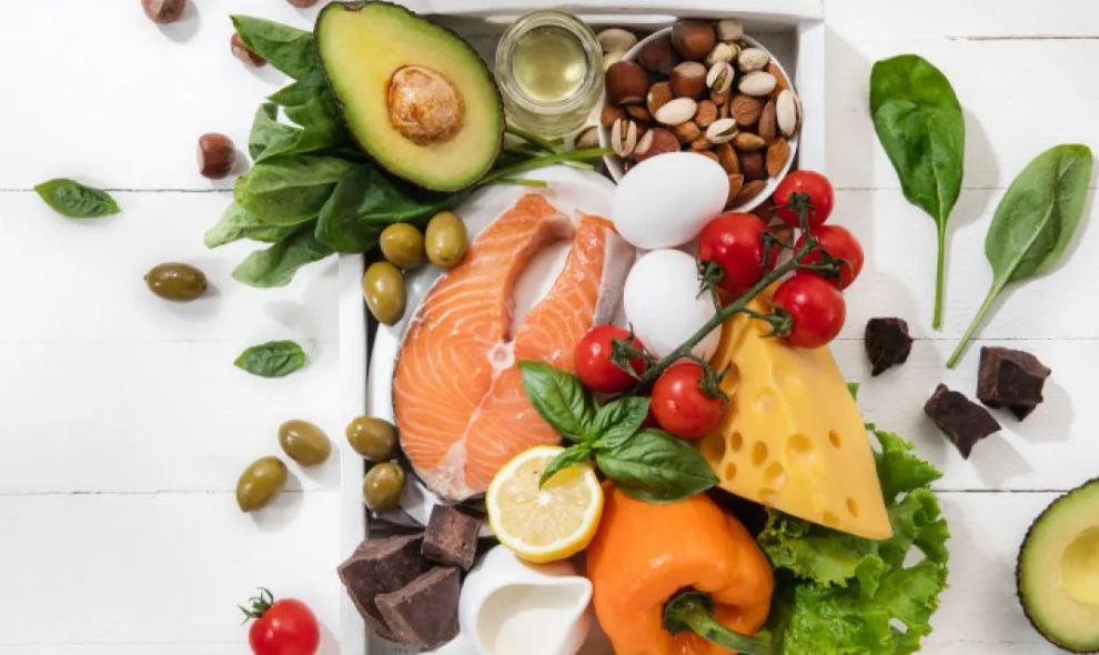 Dietisien Rekomendasikan Salad Salmon hingga Kacang Macadamia untuk Bantu Kelola Stres