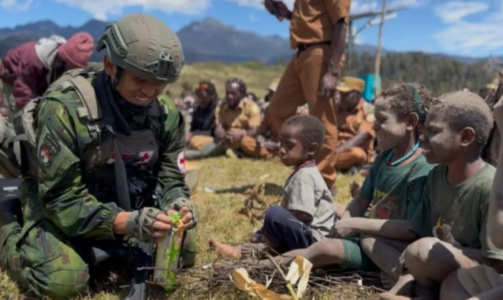 TNI Salurkan Dua Ton Bantuan Kemanusiaan untuk Warga Terdampak Kekeringan di Kabupaten Puncak