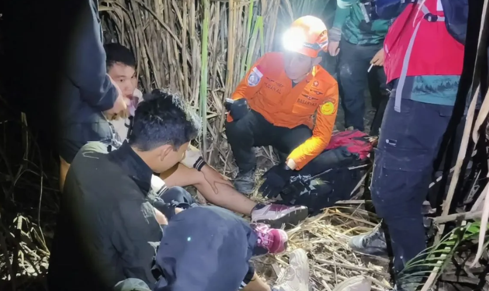Empat Pendaki Tersesat di Gunung Lokon Berhasil Dievakuasi Tim SAR Gabungan dalam Kondisi Selamat