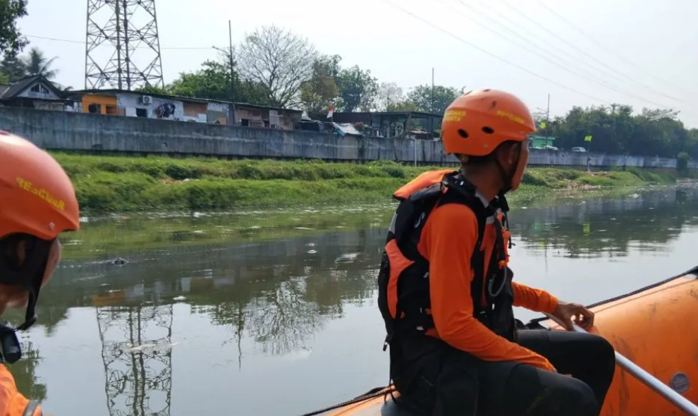 Basarnas Melanjutkan Pencarian Pemuda yang Diduga Tenggelam di Kali Banjir Kanal Barat