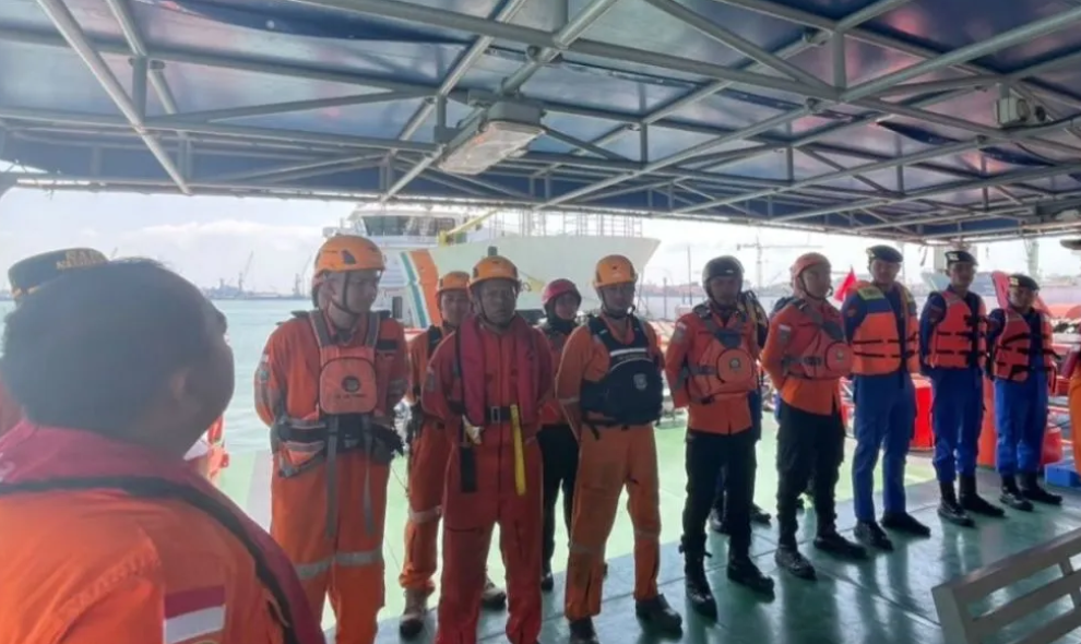 Basarnas Kerahkan KN Permadi untuk Evakuasi Penumpang KMP Mutiara Santosa 2 yang Terbakar di Perairan Sumenep