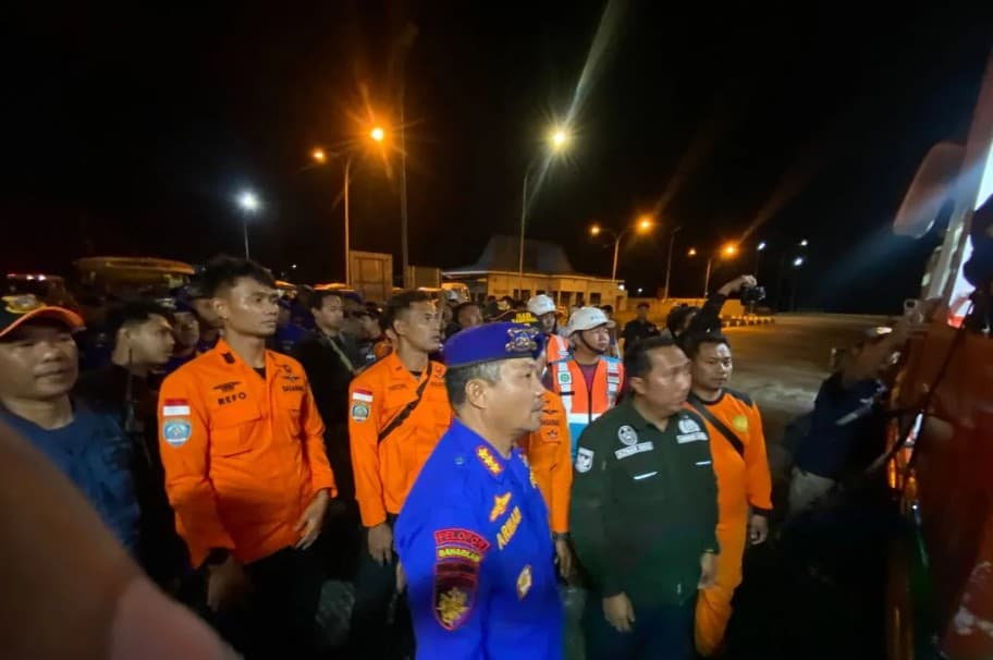 Polda Jawa Timur Kerahkan 30 Personel SAR untuk Evakuasi Korban KMP Mutiara Sentosa 2 yang Terbakar di Perairan Sumenep