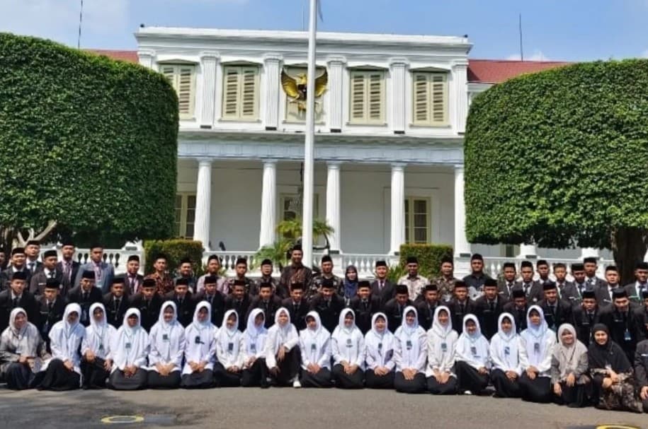 Puluhan Santri Pondok Pesantren Darul Amanah Kendal Kunjungi Istana Presiden untuk Perkuat Wawasan Kebangsaan