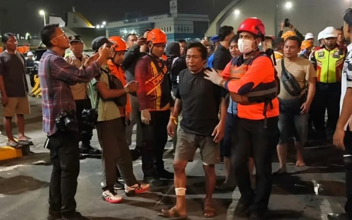 Ratusan Korban Selamat KMP Mutiara Santosa II Tiba di Pelabuhan Tanjung Perak untuk Penanganan Lanjutan