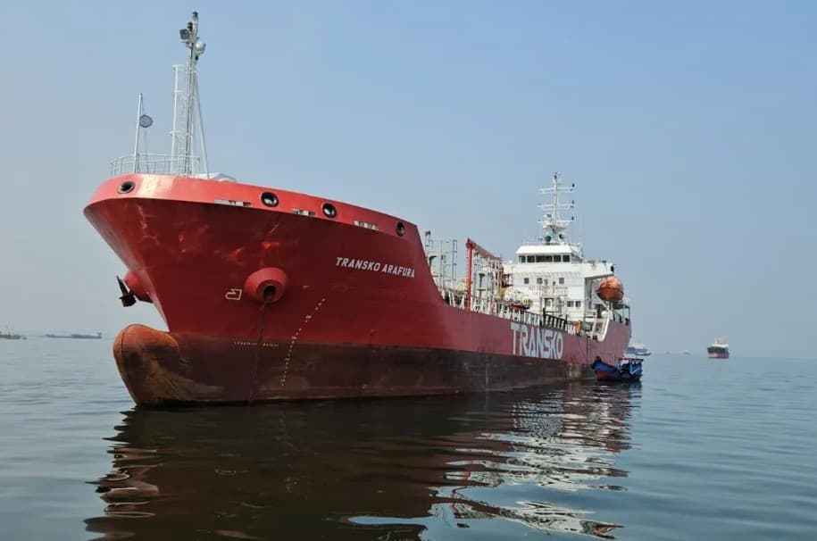 Pertamina Patra Niaga Evakuasi 17 Korban Kebakaran KMP Mutiara Sentosa 2 di Laut Jawa