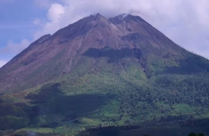 Pemkab Karo Imbau Warga Patuhi Zona Aman setelah Status Gunung Sinabung Naik ke Level Waspada