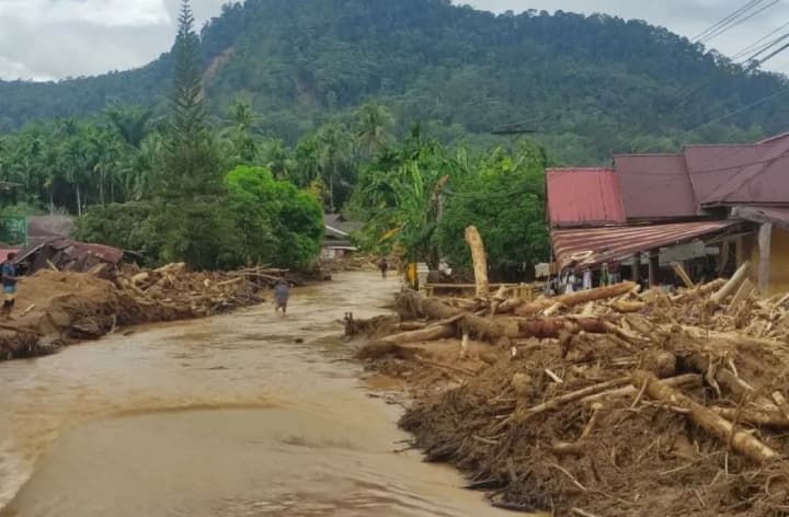 BNPB Perkuat Tebing Sungai Sipange dengan Jumbo Bag untuk Cegah Banjir dan Longsor Susulan