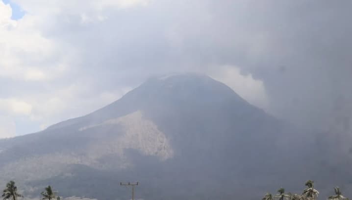 Gunung Lewotobi Laki-Laki Kembali Erupsi, Kolom Abu Mencapai 300 Meter di Atas Puncak