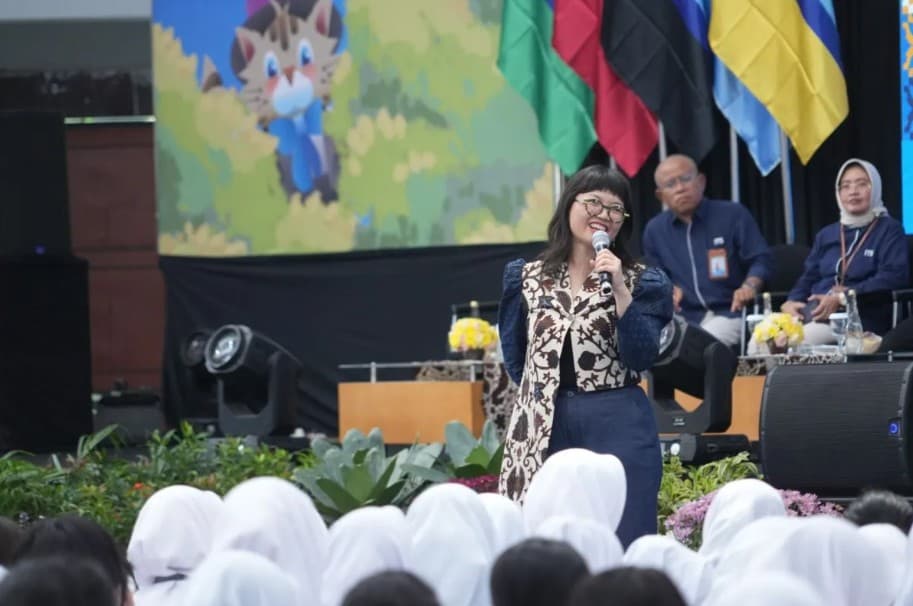 Wamen Diktisaintek Stella Christie Ajak Mahasiswa Baru ITS Berpikir Kritis Menghadapi Perkembangan AI